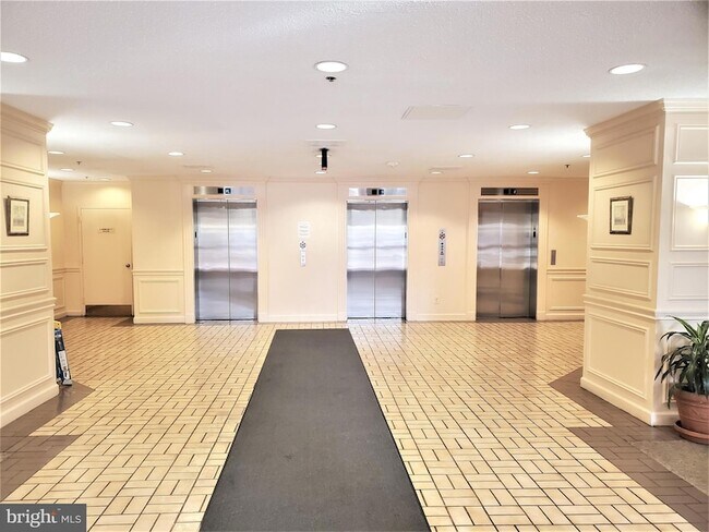 Building Photo - 15100 Interlachen Dr