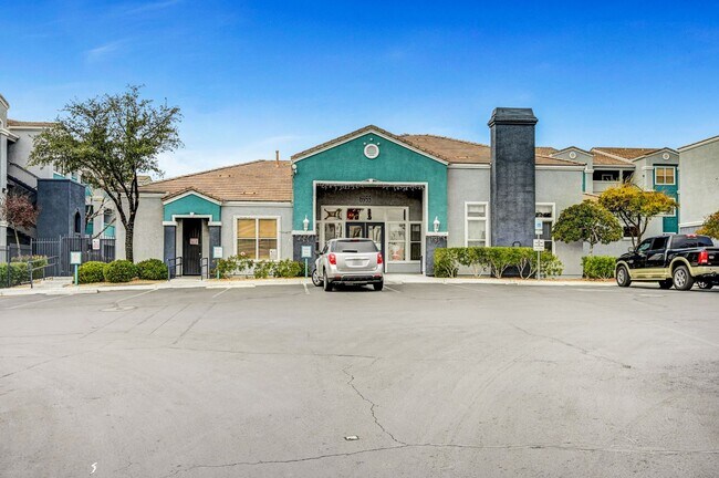 Building Photo - LOCATION! LOCATION! LOCATION! Move-in read...