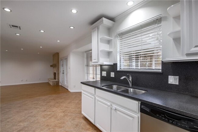 Building Photo - 8706 Primrose Ln