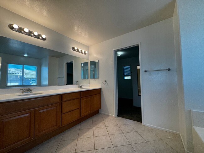Building Photo - Spacious 4 bedroom in Murrieta for rent!
