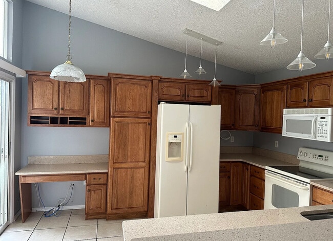 Building Photo - 30030 Cove Ct E