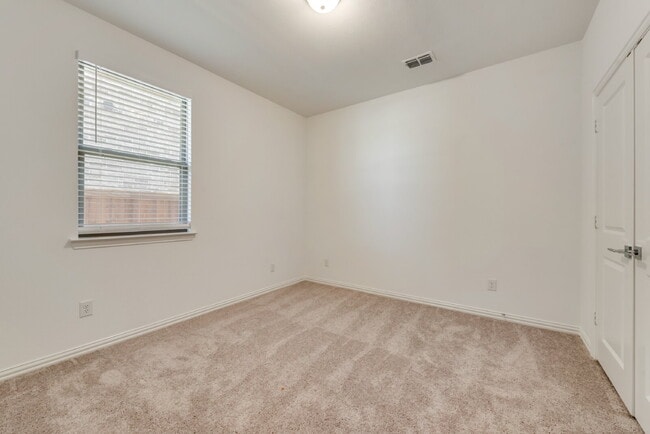 Building Photo - 3514 Honeysuckle Holw