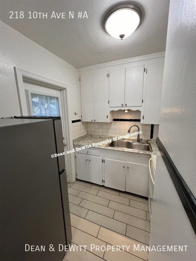 Building Photo - 218 10th Ave N