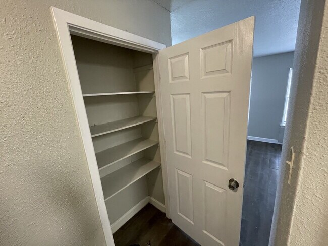 Building Photo - Two bedroom, 1 bathroom apartment - Move in Special