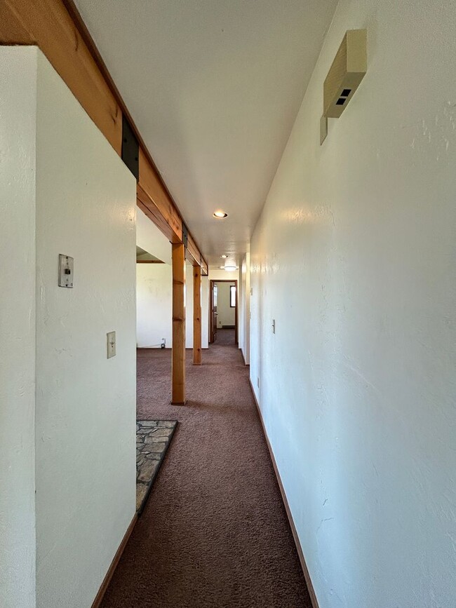 Building Photo - 2 bed, 1 Bath in Hamilton. Includes one ca...