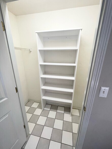 Building Photo - 2453 N Lynndale Dr