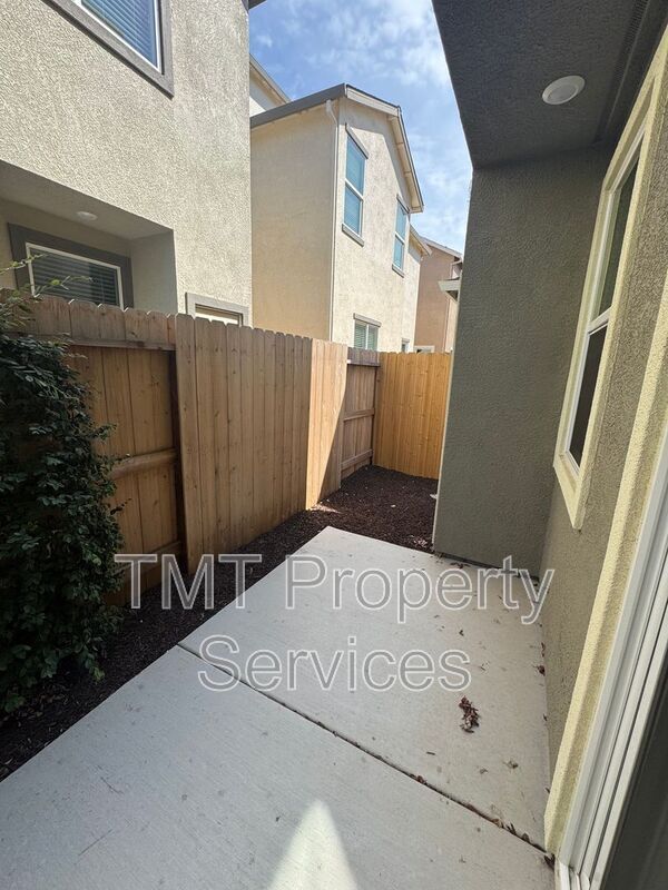 Building Photo - 867 Lk Pk Cir