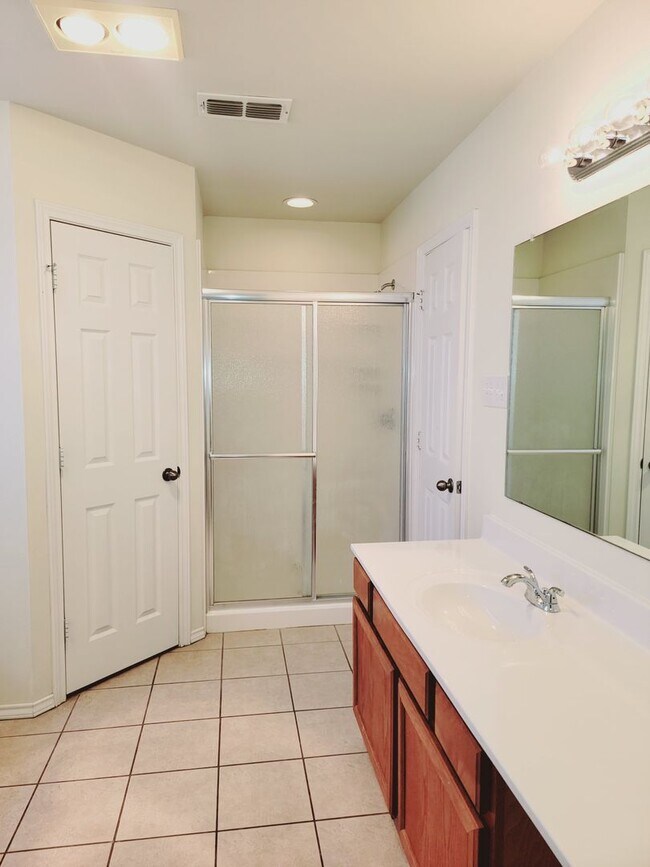 Building Photo - Spacious 3/2/2 in Frenship