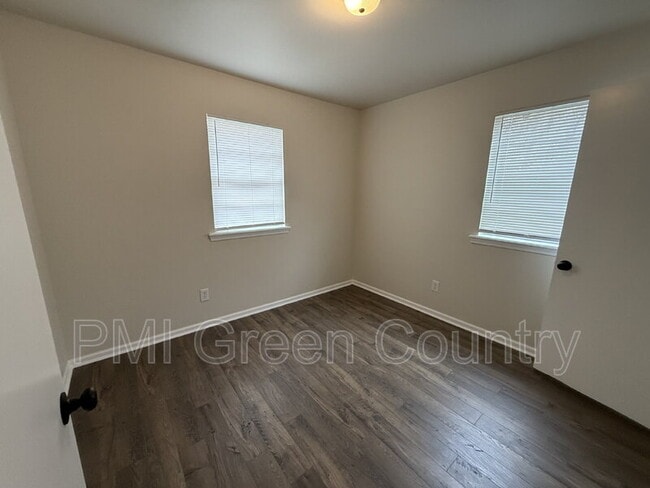 Building Photo - 336 W 61st Pl N