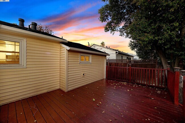 Building Photo - 2438 Upland Dr