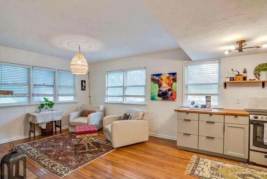 Building Photo - 360 S Franklin Blvd