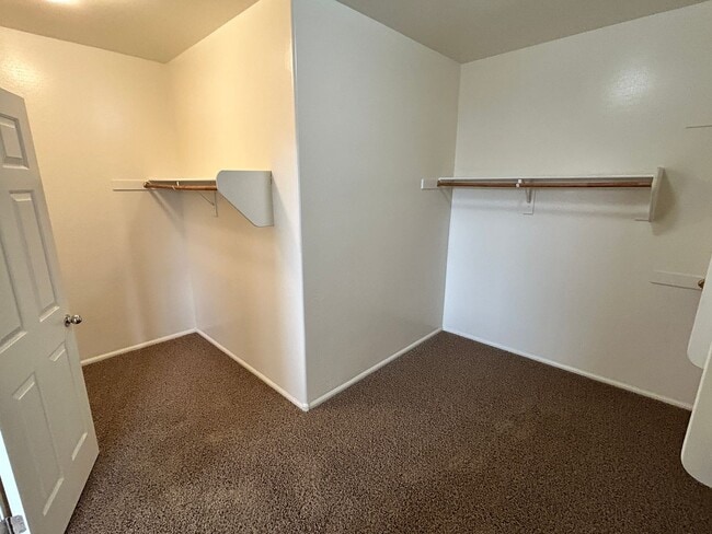 Building Photo - Spacious 4 Bedroom, 3 Bath Two-Story Glend...