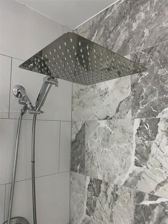 Building Photo - 833 Riverside Dr