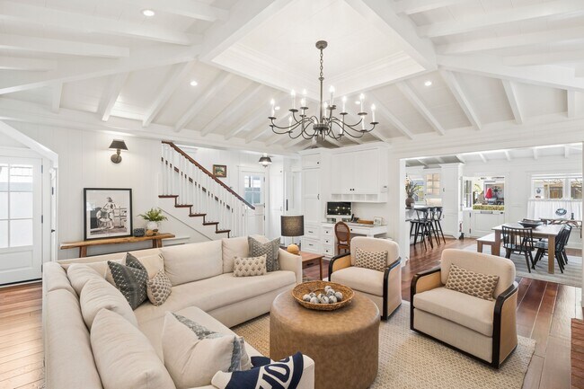 Building Photo - 2035 Miramar Dr