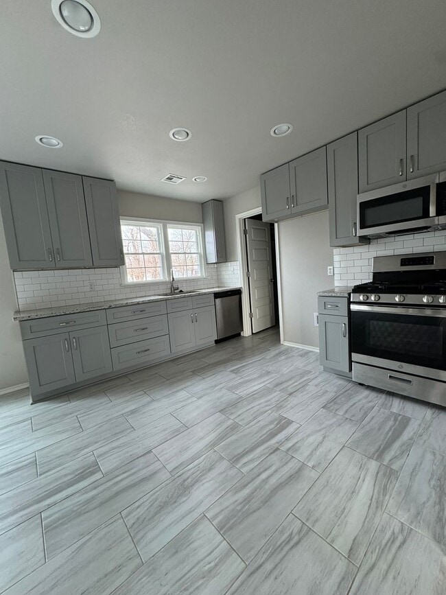 Building Photo - 2 Bedroom 1 Bath Home.