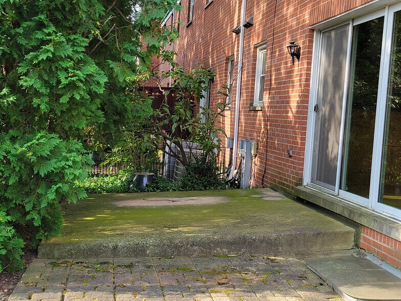 Building Photo - 2116 Rugen Rd