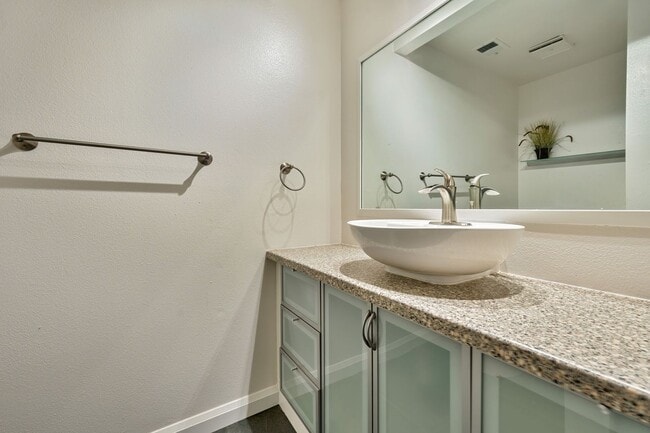 Building Photo - 317 Bridge Pl