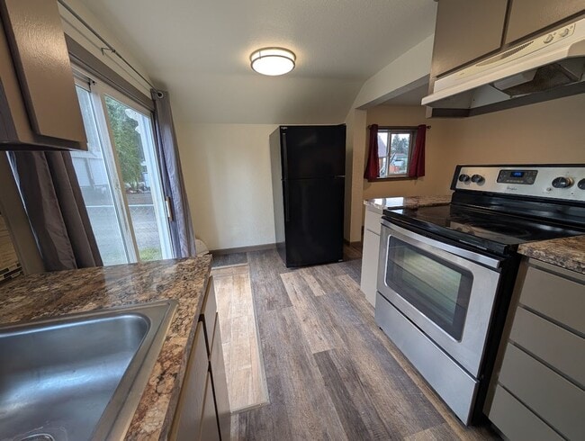 Building Photo - 410 Camas St