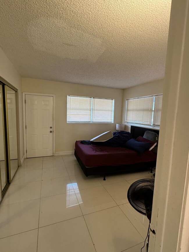 Building Photo - 300 NE 191st St