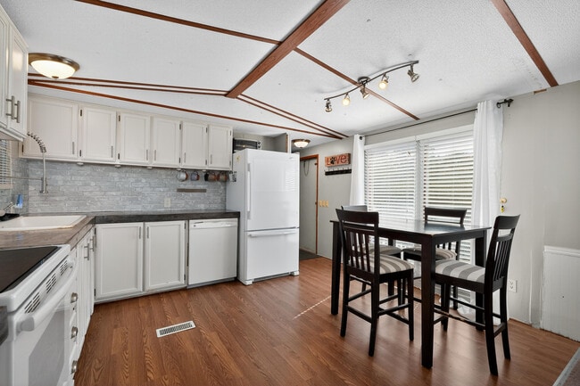 Building Photo - 9166 Porter Rd