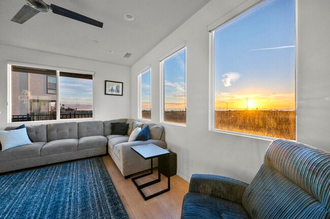 Building Photo - 1068 Hampton Dr