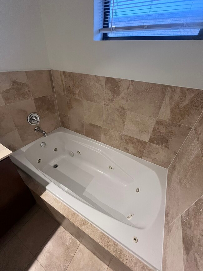 Building Photo - 5644 N California Ave