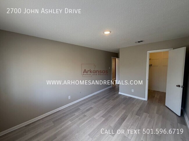 Building Photo - 2700 John Ashley Dr