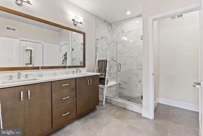 Building Photo - 908 Laurens Aly