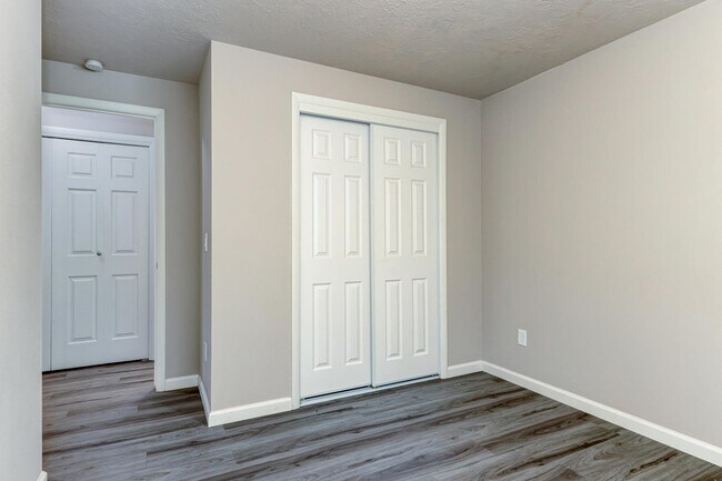 Building Photo - Beautifully Renovated 2 Bed, 1 Bath Townhouse – Available July 1st!