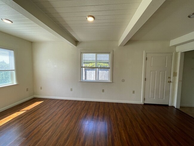 Building Photo - Beautiful and Spacious Pet-Friendly Home!