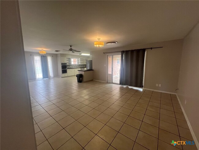 Building Photo - 943 S Pecan Ave