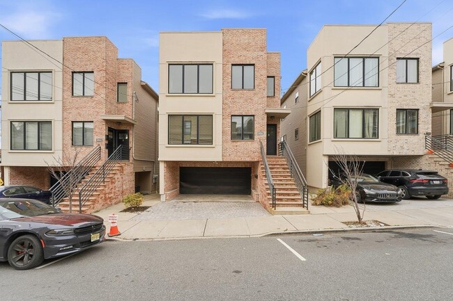 Building Photo - 5103 Meadowview Ave