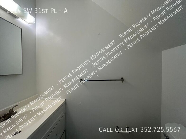 Building Photo - 2614 SW 31st Pl