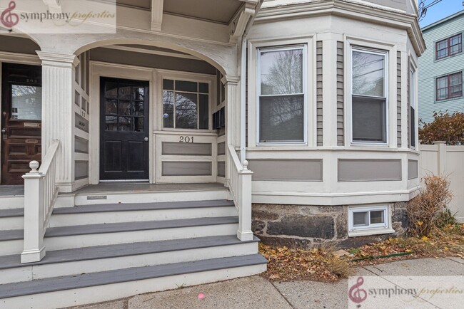 Building Photo - 3 bed with office in Brookline