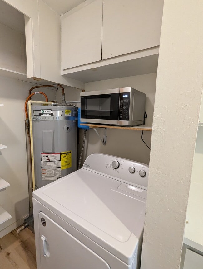 Building Photo - 455 NE Clay Ave