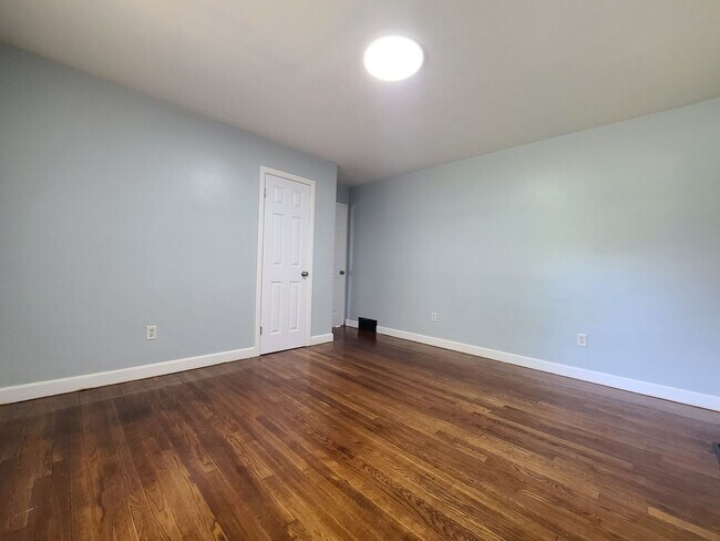 Building Photo - Spacious 4-Bed, 2-Bath Updated Home in Ben...