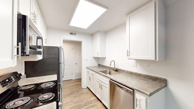 Building Photo - 823 Las Gallinas Ave