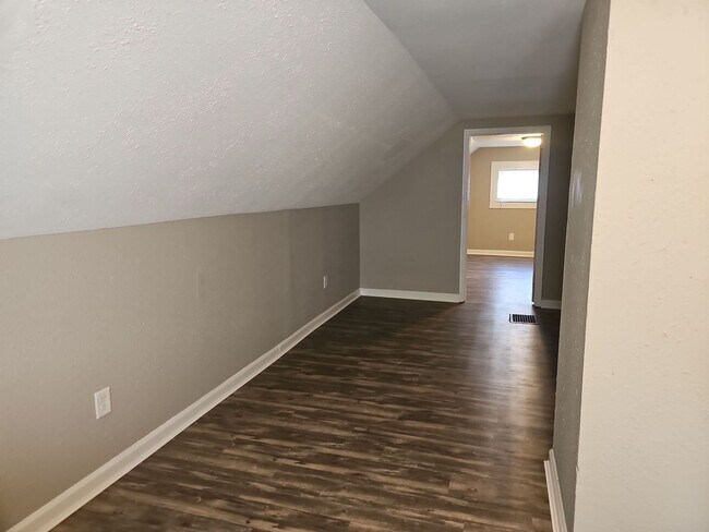 Building Photo - **$1000 Deposit Special** 4539 Mayhew Ave ...