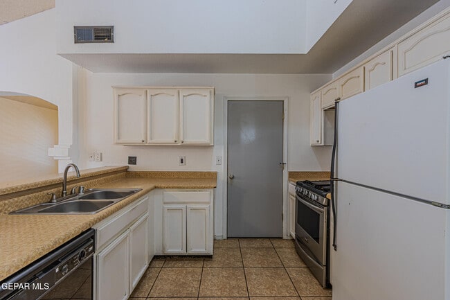 Building Photo - 12833 Tierra Pueblo Dr