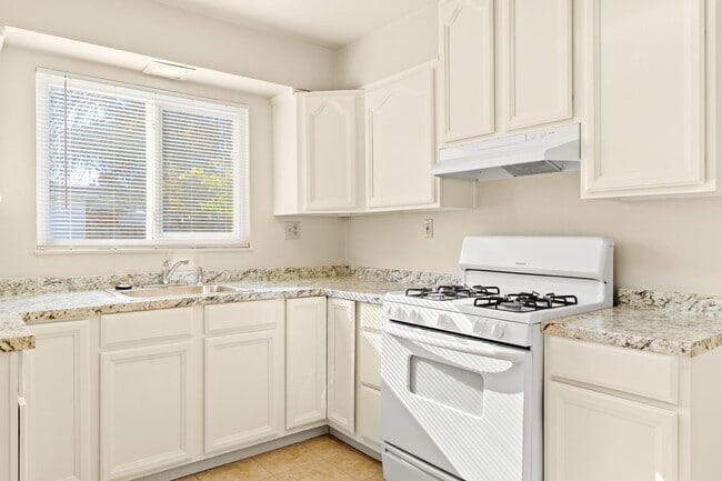 Building Photo - Renovated 3 Bd House in San Lorenzo Village w/ Large Yard Near Schools