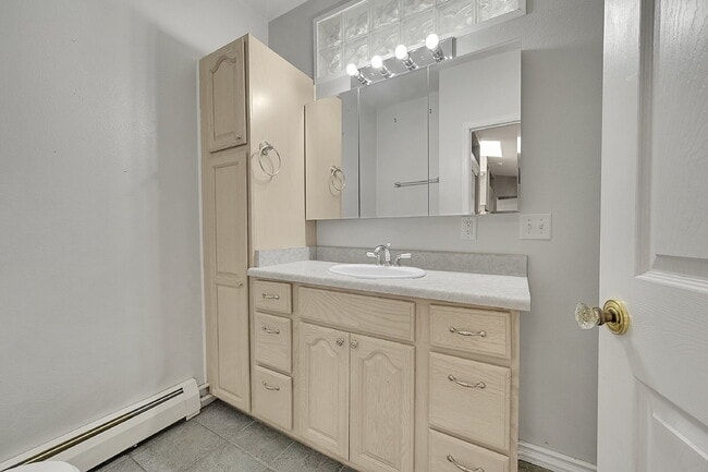 Building Photo - $3,195, 3-bed, 3-bath located in Denver wi...