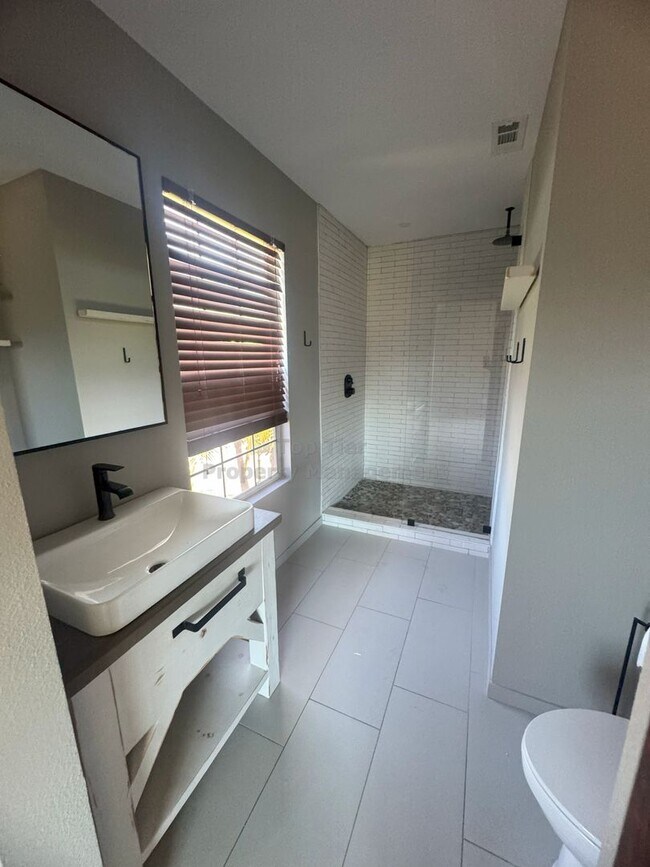 Building Photo - Spacious 4-Bedroom Home on Expansive Lot i...