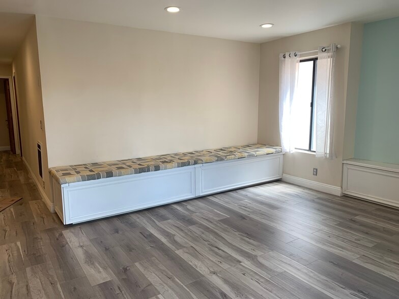 Building Photo - 2032 E Bermuda St