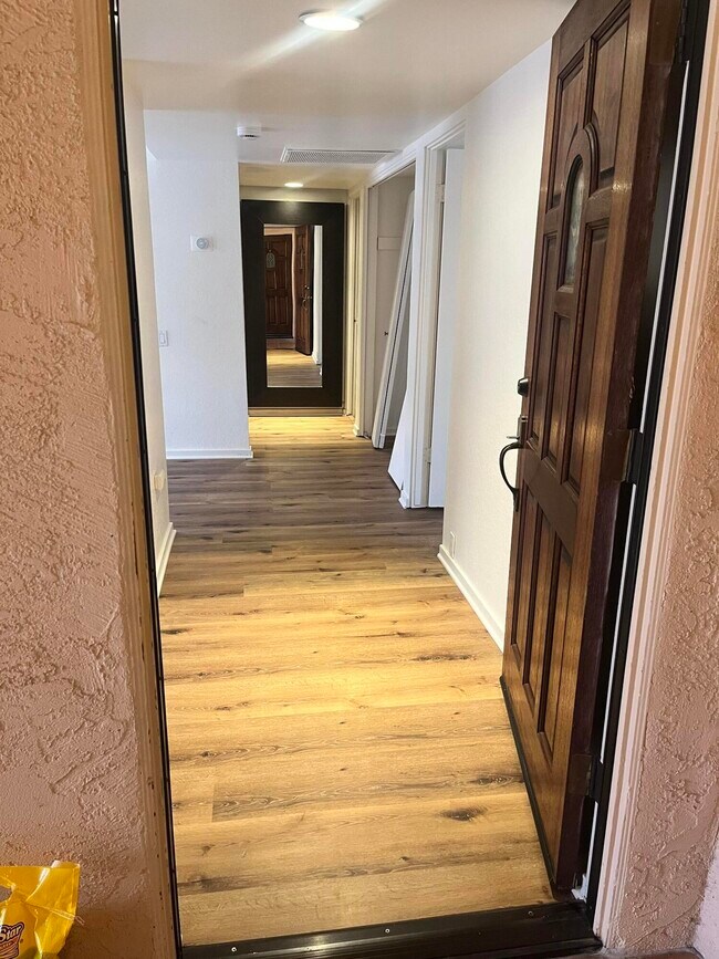 Building Photo - 400 N Sunrise Way