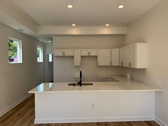 Building Photo - Brand new luxury townhome on the eastside. Section 8 approved!!!