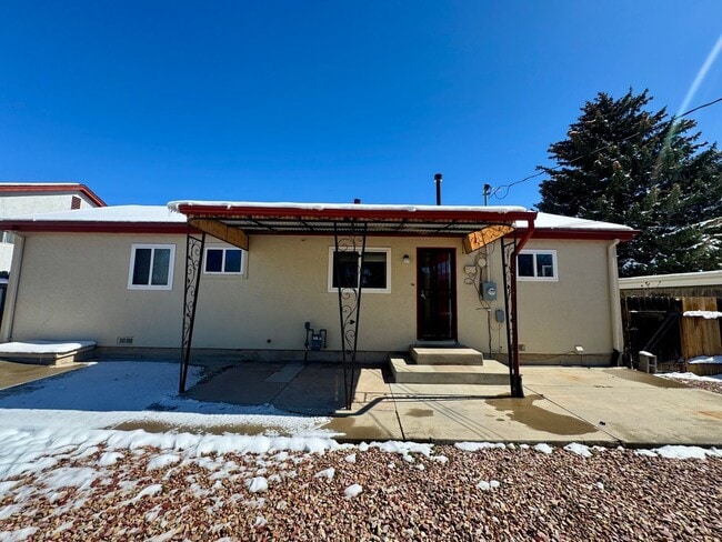 Building Photo - Updated 3 bedroom Centrally Located