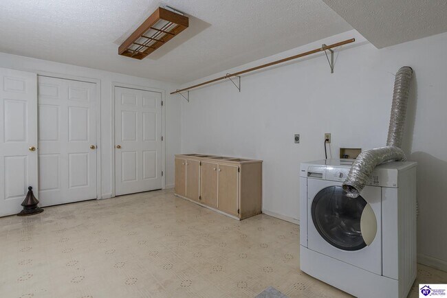 Building Photo - 192 Skyline Dr