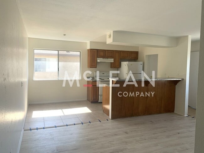 Building Photo - Charming Two Bedroom