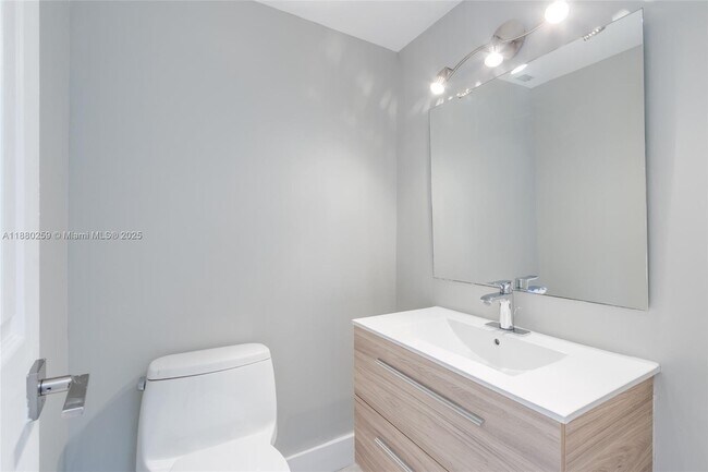 Building Photo - 500 Bayview Dr