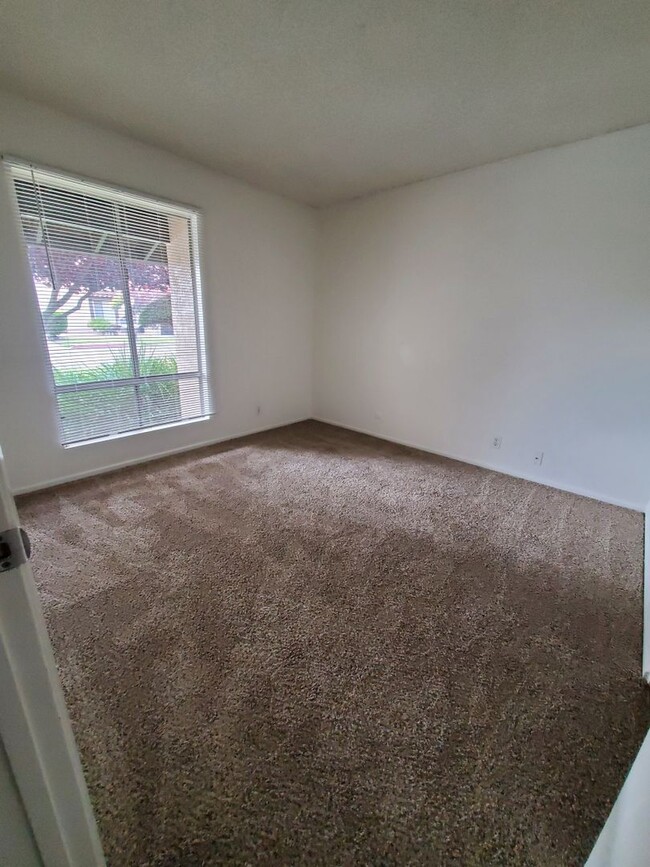 Building Photo - 3bd/2ba Condo with Two Car Garage